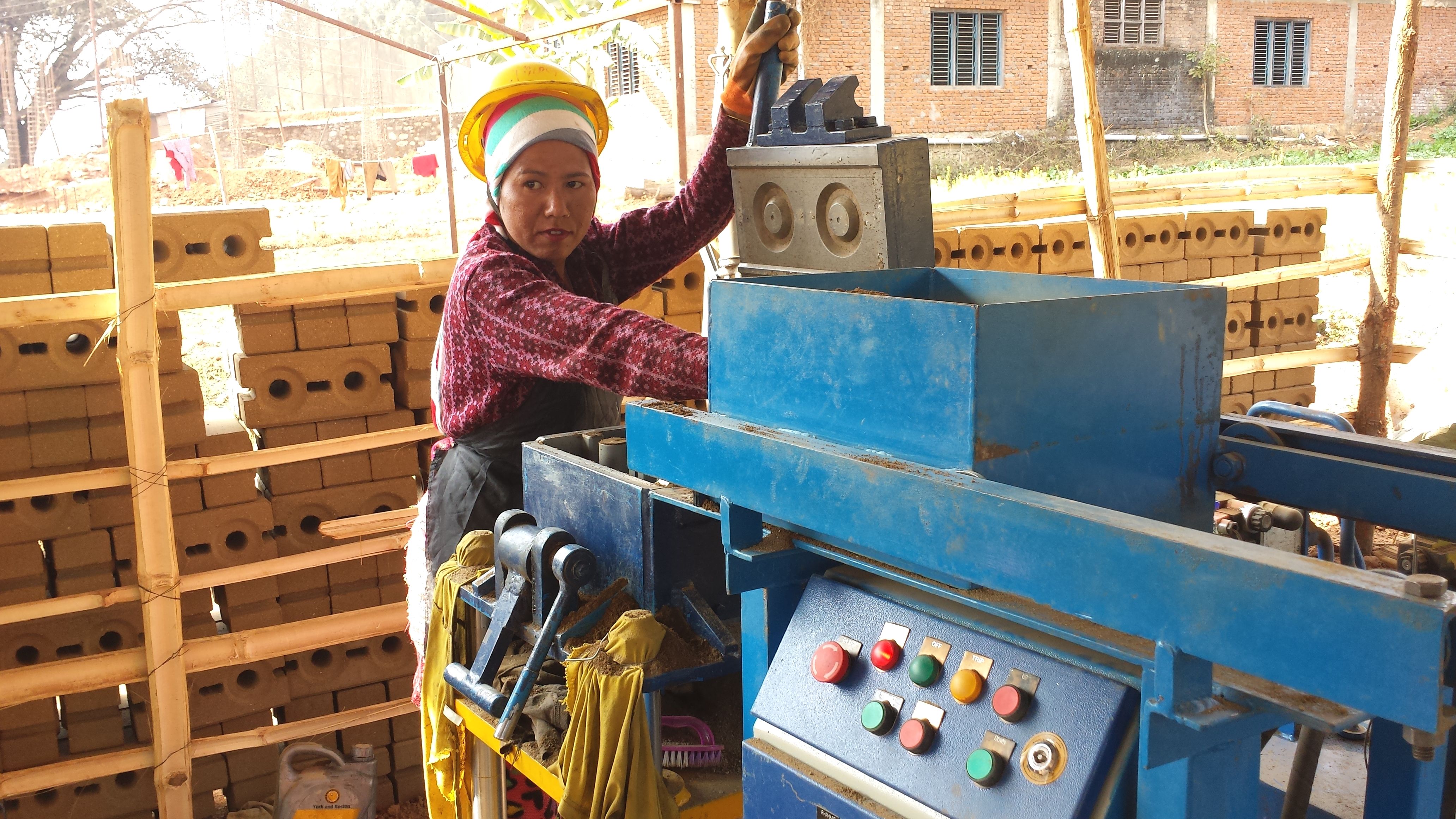 Sunita是木雕課的學員。她希望受訓後，可以透過木雕賺取收入。（攝影︰李寶琪/樂施會）